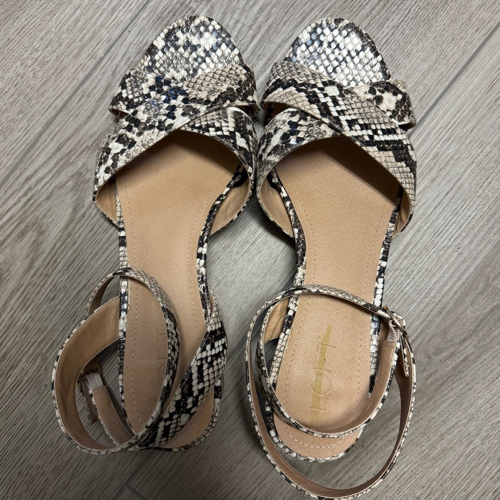 Ann Taylor LOFT Snakeskin Modern Thong Strappy Sandals Sz. 8 Animal Skin - Picture 2 of 5